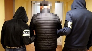 policjanci z zatrzymanym