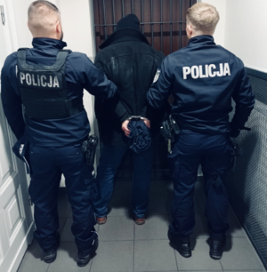 policjanci z zatrzymanym