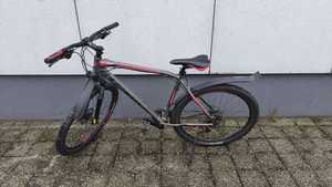 policjanci z zatrzymanym; odzyskany rower