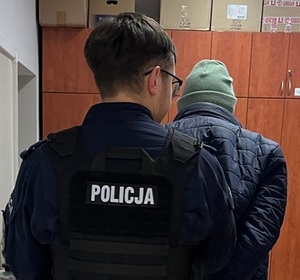 policjant z zatrzymanym
