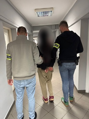 policjanci z zatrzymanymi