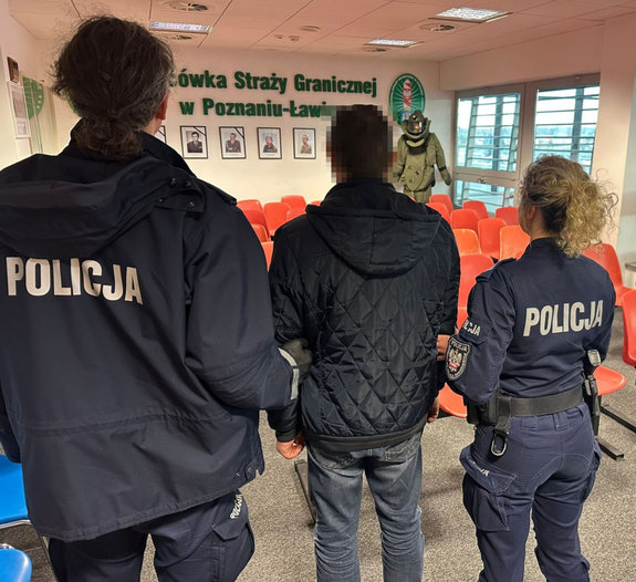 policjanci z zatrzymanym