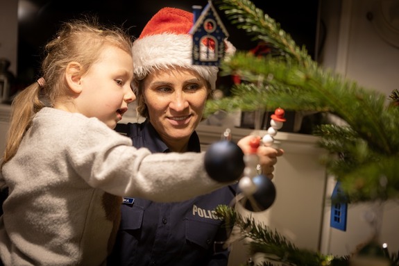 policjantka z dzieckiem przy choince
