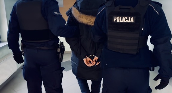 policjanci z zatrzymanym