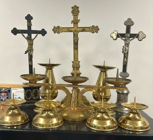 policjanci z zatrzymanym; odzyskane dewocjonalia