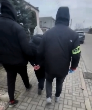 policjanci z zatrzymanym; odzyskane dewocjonalia