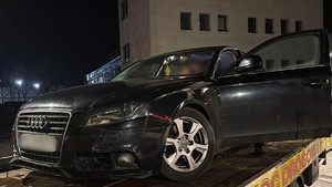 samochód porzucony na rondzie