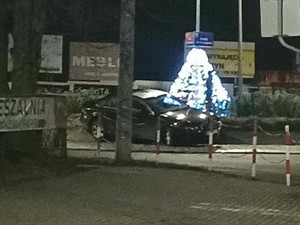 samochód porzucony na rondzie