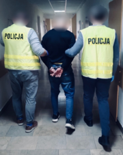 policjanci z zatrzymanym