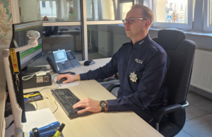 policjant przy biurku