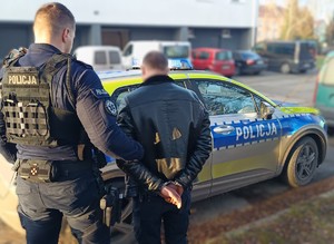 policjant z zatrzymanym