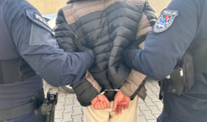 policjanci z zatrzymanym