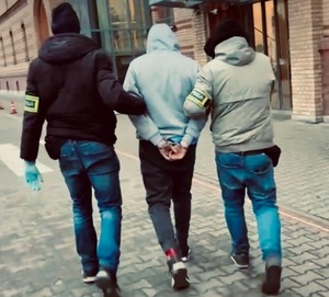 policjanci z zatrzymanym