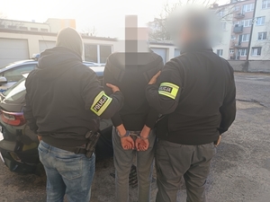 policjanci z zatrzymanym