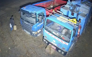 zapis z kamery, mężczyzna z kanisterami