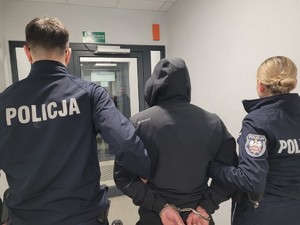 policjanci z zatrzymanym