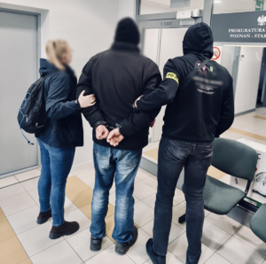 policjanci z zatrzymanym