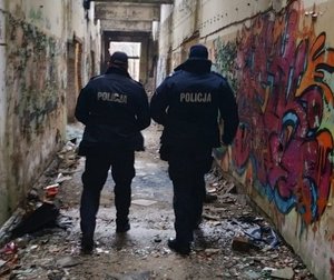 policjanci w pustostanie