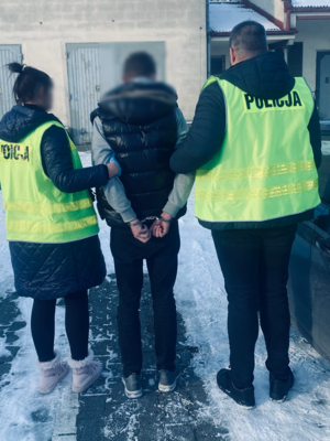 policjanci z zatrzymanym