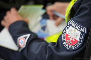 ręka policjanta, naszywka Wydział Ruchu Drogowego