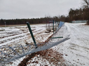 policjanci z zatrzymanymi; porzucony w lesie pojazd, uszkodzony płot
