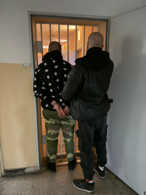 policjanci z zatrzymanymi; porzucony w lesie pojazd, uszkodzony płot