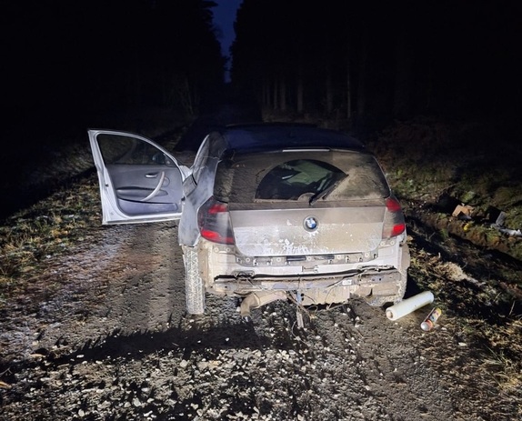 policjanci z zatrzymanymi; porzucony w lesie pojazd, uszkodzony płot