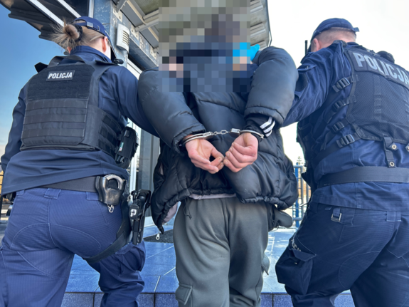 policjanci z zatrzymanym