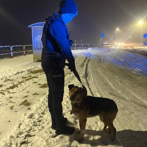 policjantka z uratowanym psem