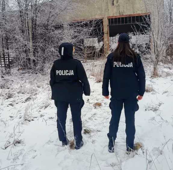 policjanci w terenie