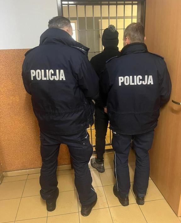 policjanci z zatrzymanym