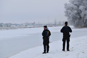 policjanci rozmawiają z młodzieżą w terenie