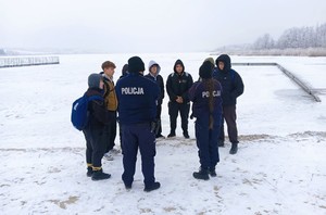 policjanci rozmawiają z młodzieżą w terenie