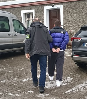 policjant z zatrzymanym