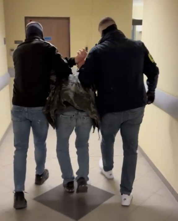 policjanci z zatrzymanym; odzyskane pieniądze