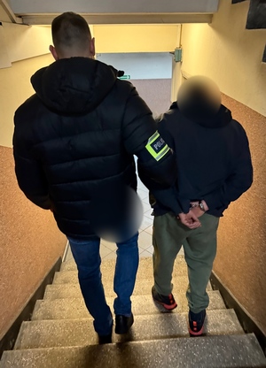 policjant z zatrzymanym