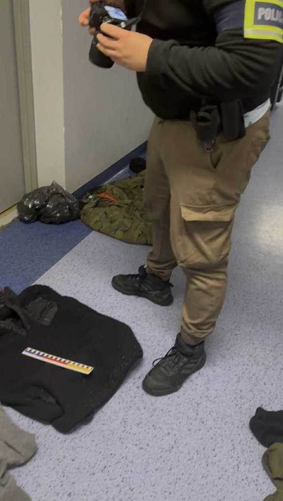 policjant robi zdjęcia dowodom