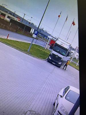 ciężarówka  na stacji paliw