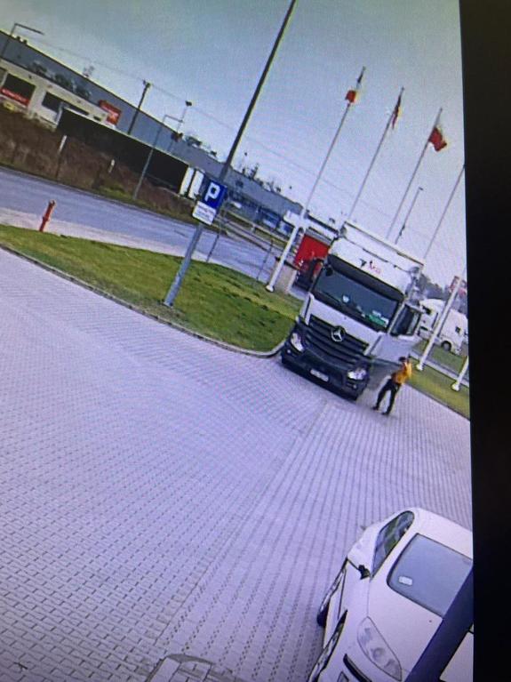 ciężarówka  na stacji paliw