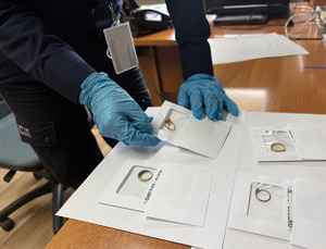 policjant i zabezpieczona biżuteria