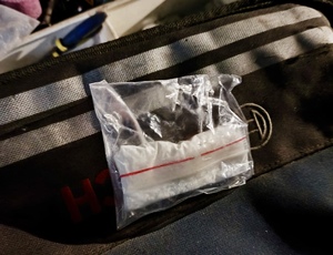 policjant z zatrzymanym; zabezpieczone dowody