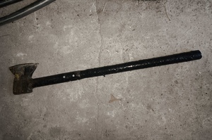 policjant z zatrzymanym; zabezpieczone dowody