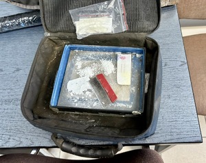 policjant z zatrzymanym; zabezpieczone dowody