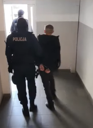 policjanci z zatrzymanym