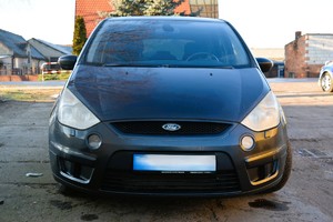 radiowóz i wynajęty samochód