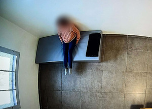 kobieta w pomieszczeniu dla zatrzymanych