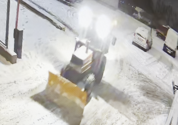 skradziony ciągnik; policjanci z zatrzymanym