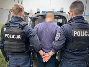 skradziony ciągnik; policjanci z zatrzymanym