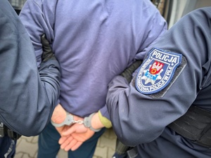 skradziony ciągnik; policjanci z zatrzymanym