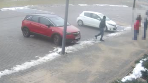 mężczyzna bada trzeźwość w komendzie; samochód zaparkowany pod komendą